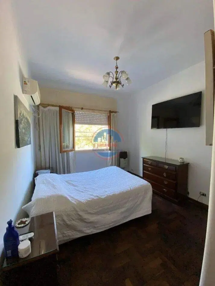 Casa En Venta 4 Dormitorios - Apta Credito - frente plaza Alem 8