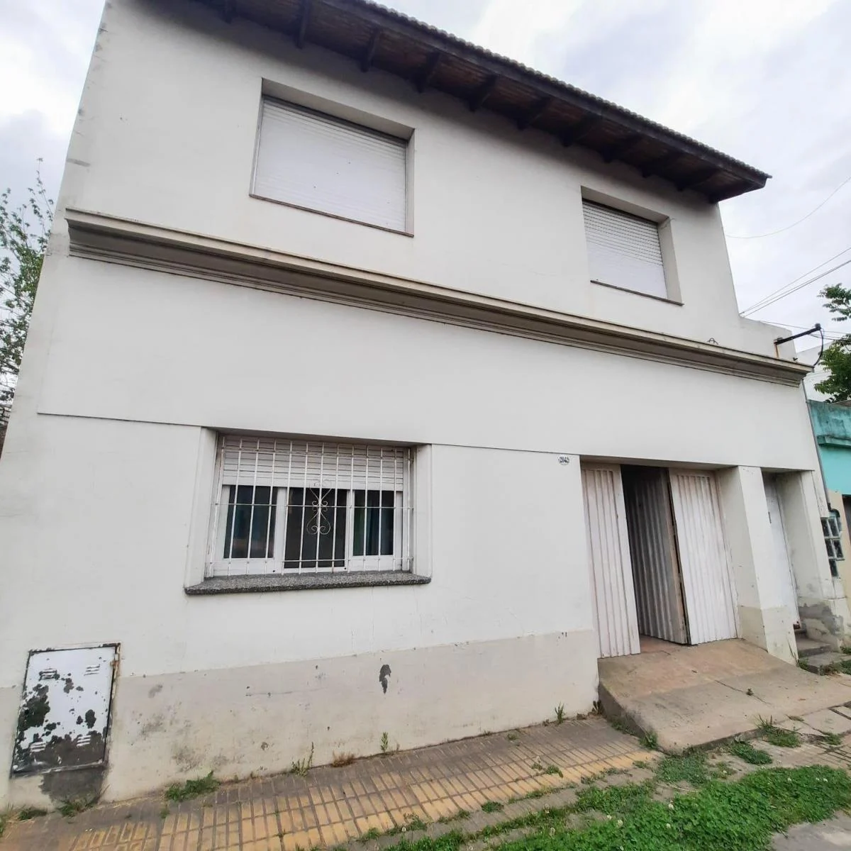 Casa + depto a refaccionar sobre lote de 8,66 x 34. Gran oportunidad