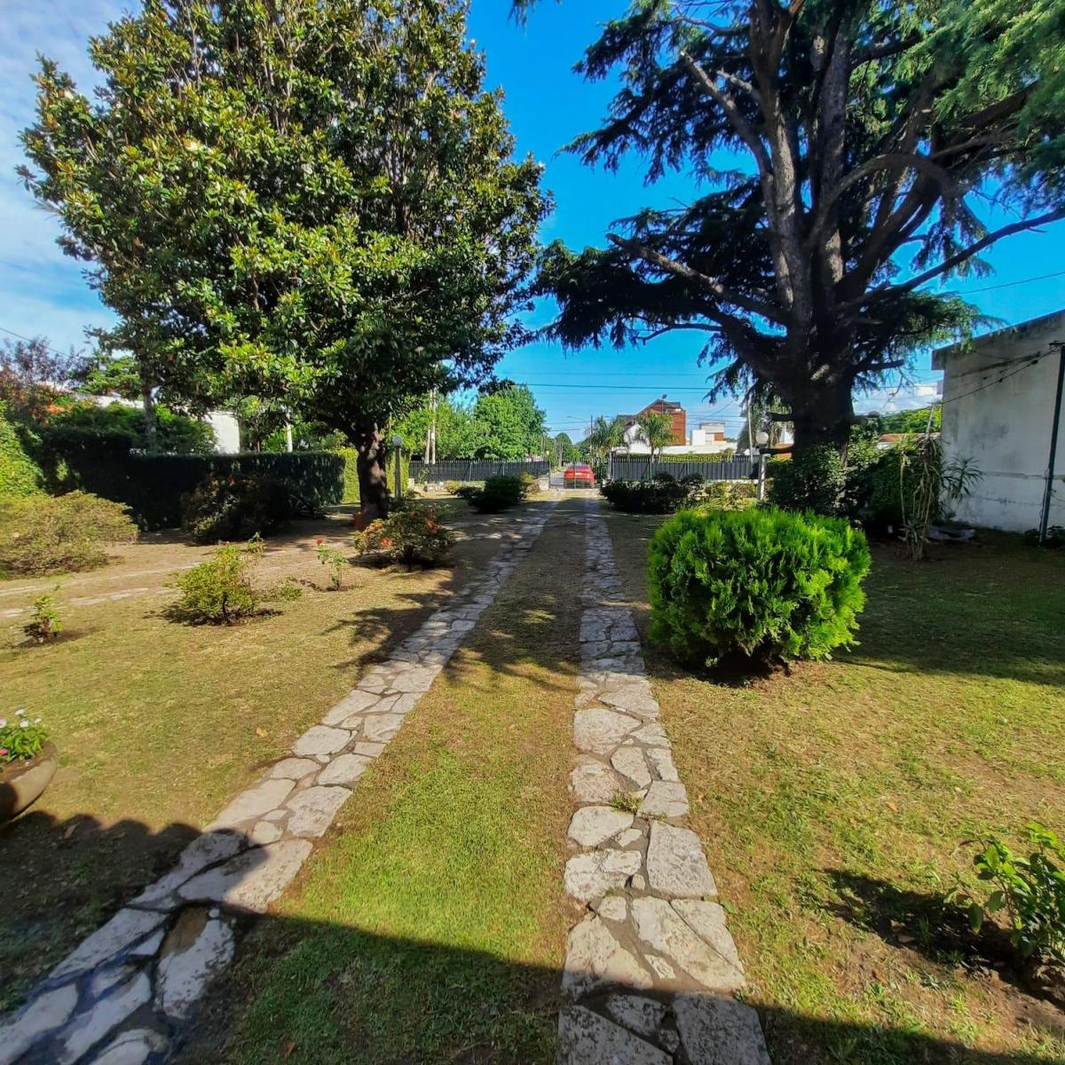 Imperdible casa en excelente ubicación en Quilmes oeste sobre lote de 1250m2