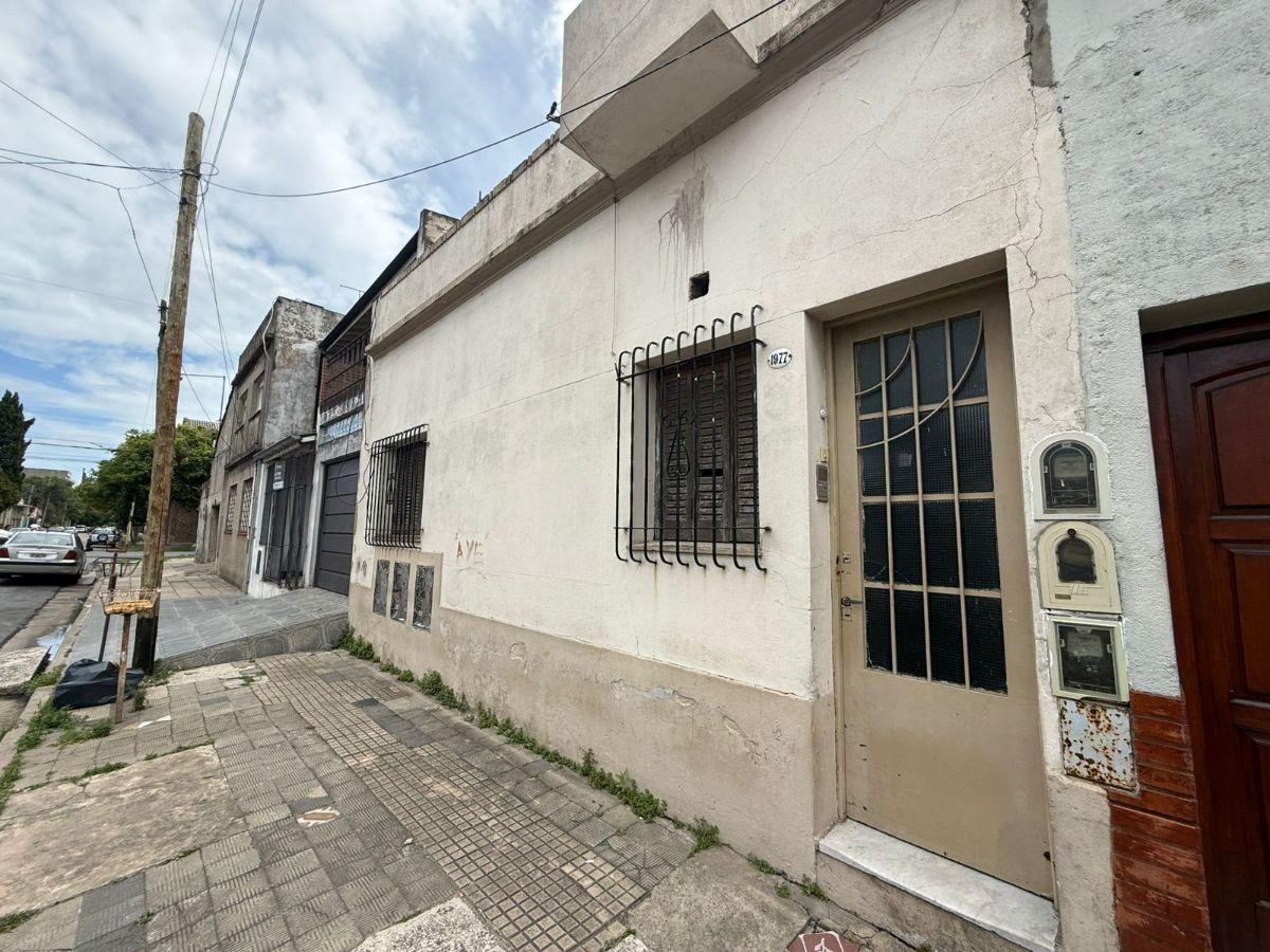 Casa con 3 DEPARTAMENTOS 202 m² totales, 5 habitaciones en venta, Piñeyro