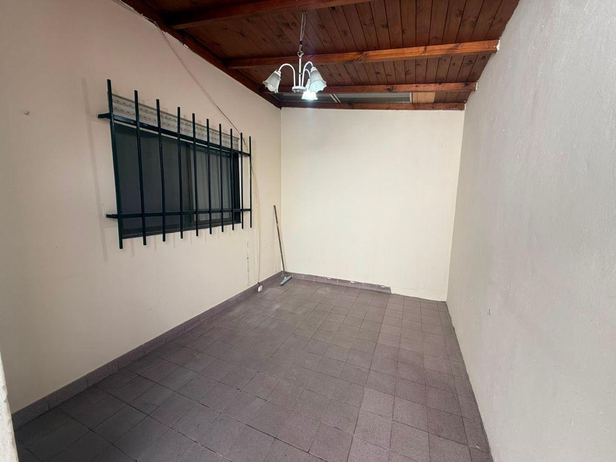 Foto de PH de con 1 dormitorio en alquiler en Sarandi, imagen 4