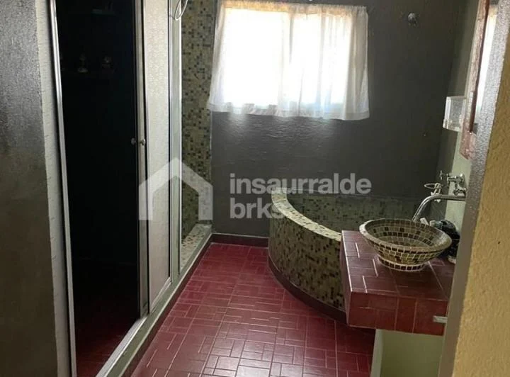 Casa Chalet  en Venta en Hurlingham, G.B.A. Zona Oeste, Argentina 5