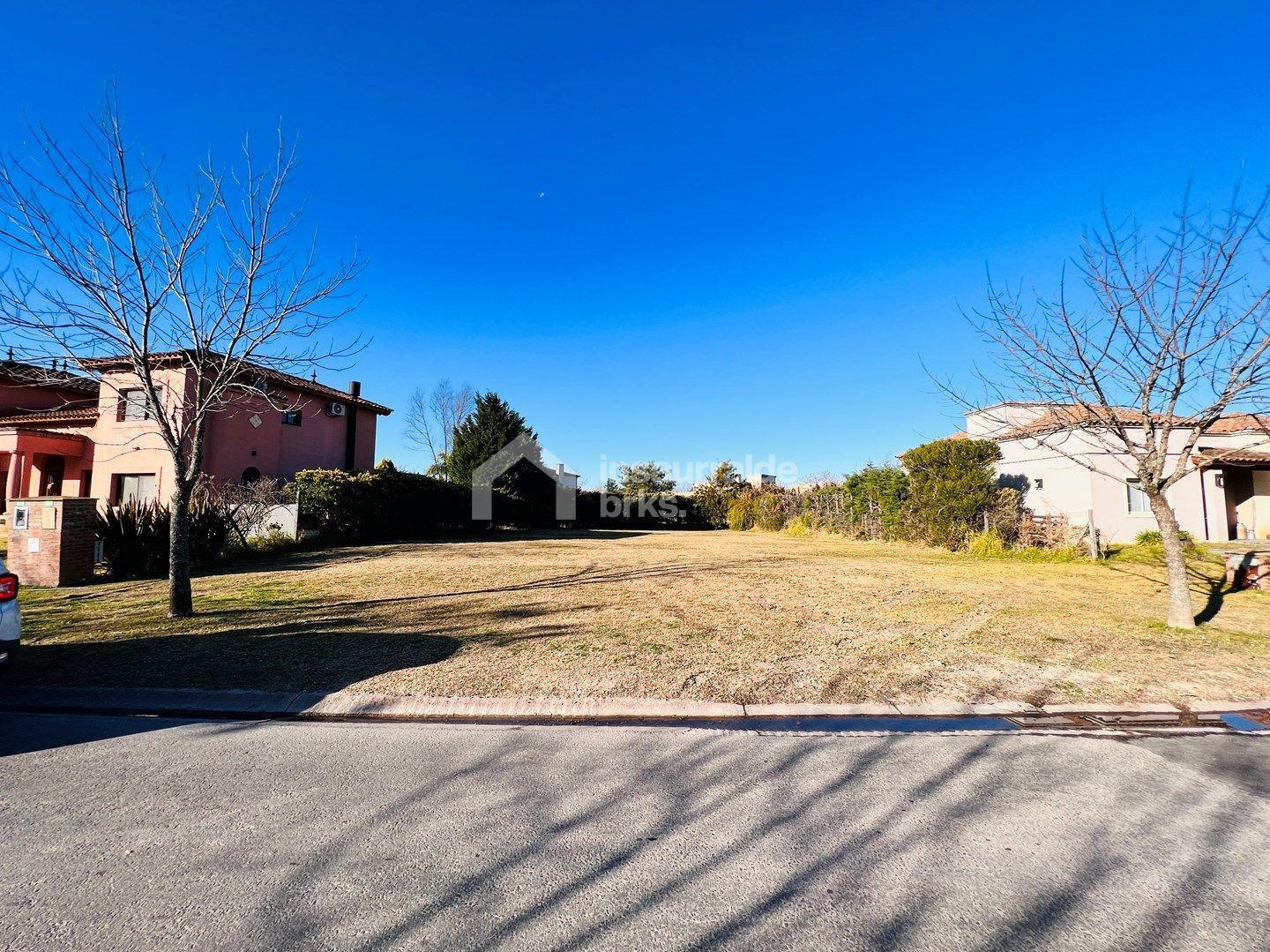 VENDO LOTE INTERNO EN BARRIO SAN ISIDRO LABRADOR!! ORIENTACION ESTE, ESCRITURADO!