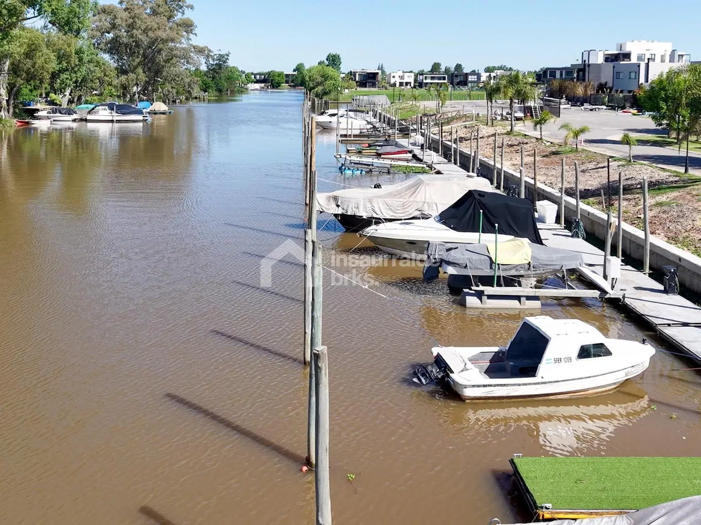 SE VENDE LOTE EN BARRIO NÁUTICO VILA MARINA 1 CON AMARRA!!! 1
