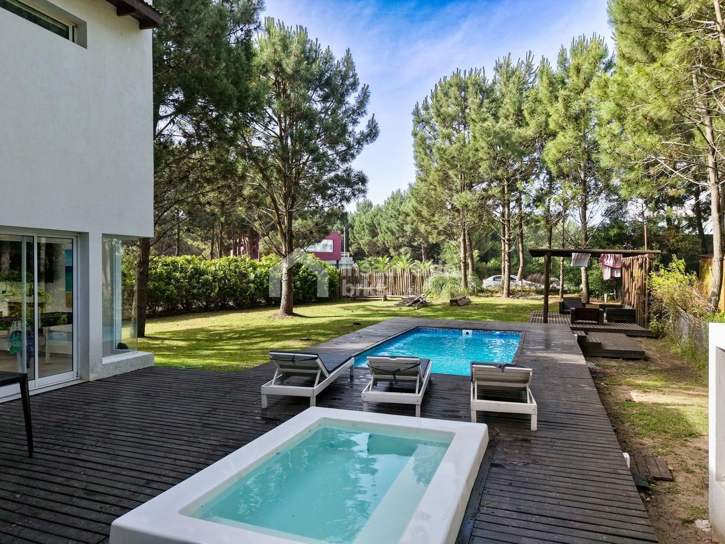 Casa 5 dormitorios en Alquiler en Golf, Costa Esmeralda, Costa Atlántica. pileta, 8 personas