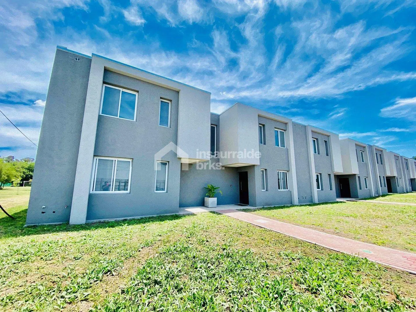 DÚPLEX A ESTRENAR EN BARRIO CERRADO, 3 DORMITORIOS Y ESCRITORIO! CON HERMOSO JARDÍN! 3