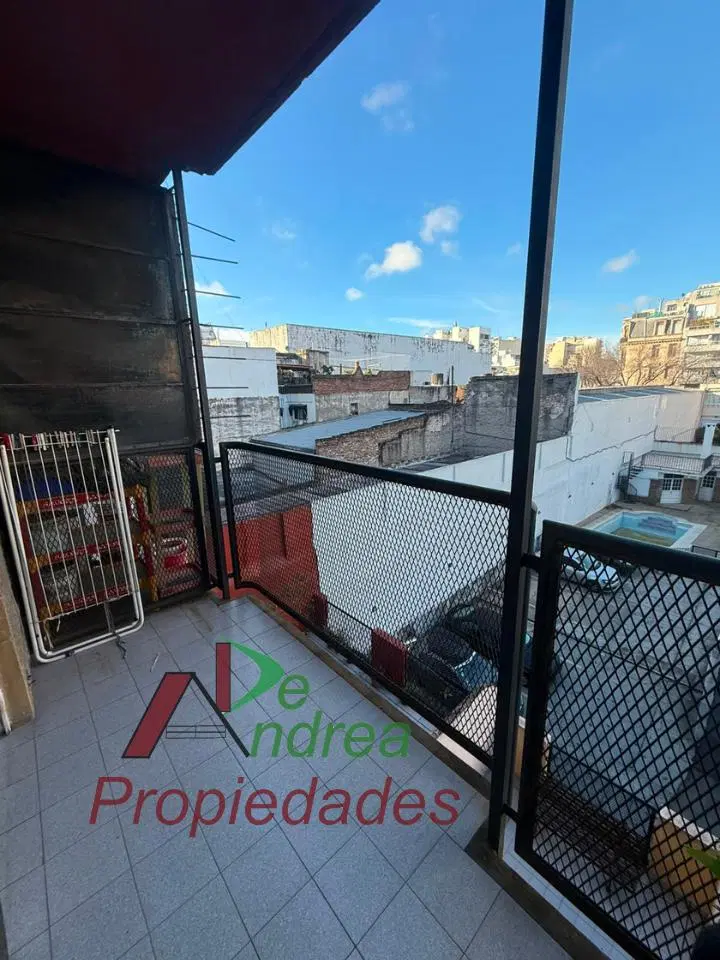 Espectacular monoambiente con balcón y amenities en Balvanera 5