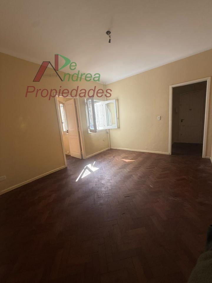 Foto de VENTA DEPARTAMENTO DOS AMBIENTES SUPER LUMINOSO - PRIMER PISO POR, imagen 1