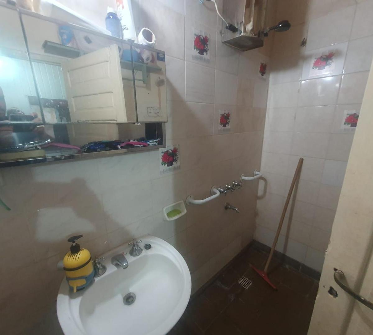 Foto de EXCELENTE PROPIEDAD: CASA, LOCALES COMERCIALES Y DEPTOS., imagen 5