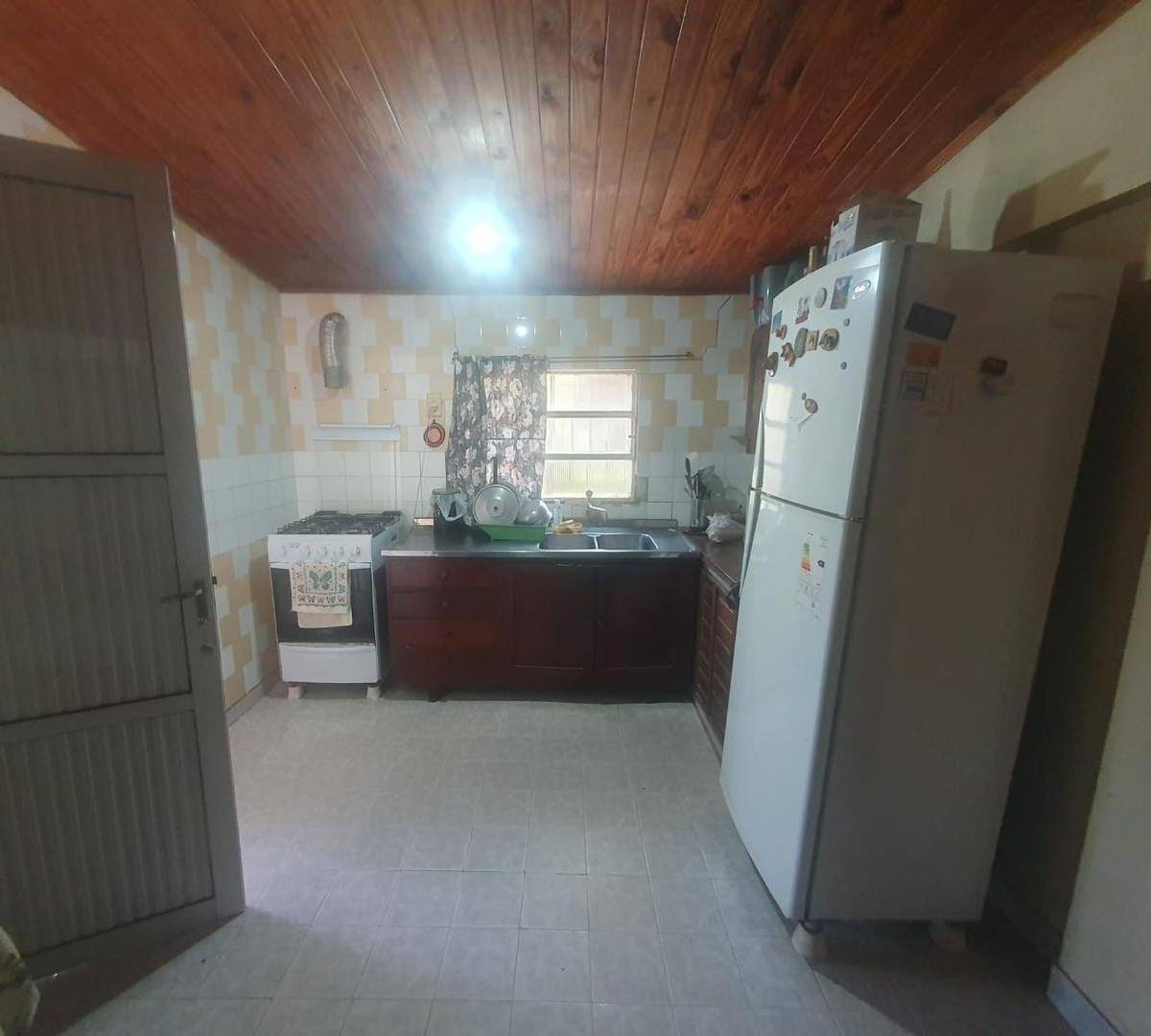 Foto de EXCELENTE PROPIEDAD: CASA, LOCALES COMERCIALES Y DEPTOS., imagen 4