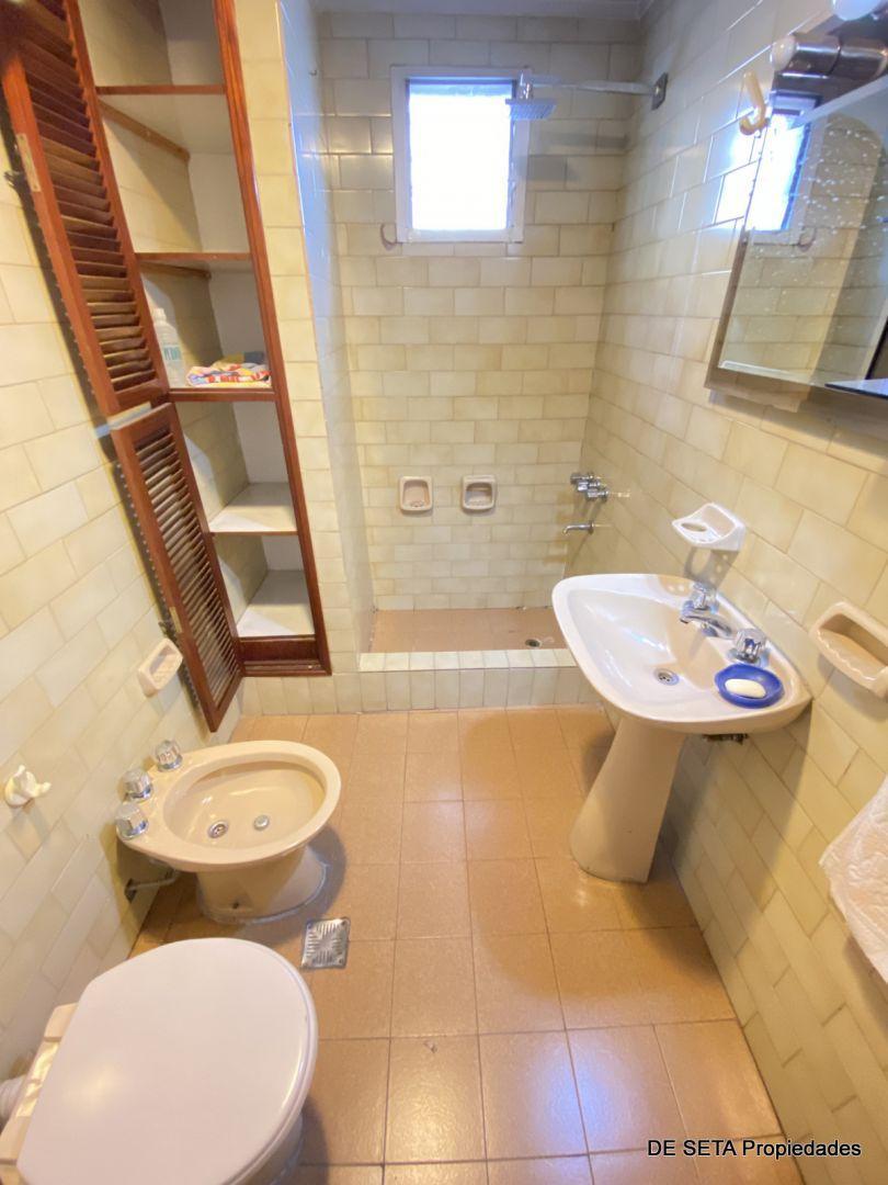 Casa 5 Amb. en Venta con Quincho y Cochera Para 3 Vehículos 4