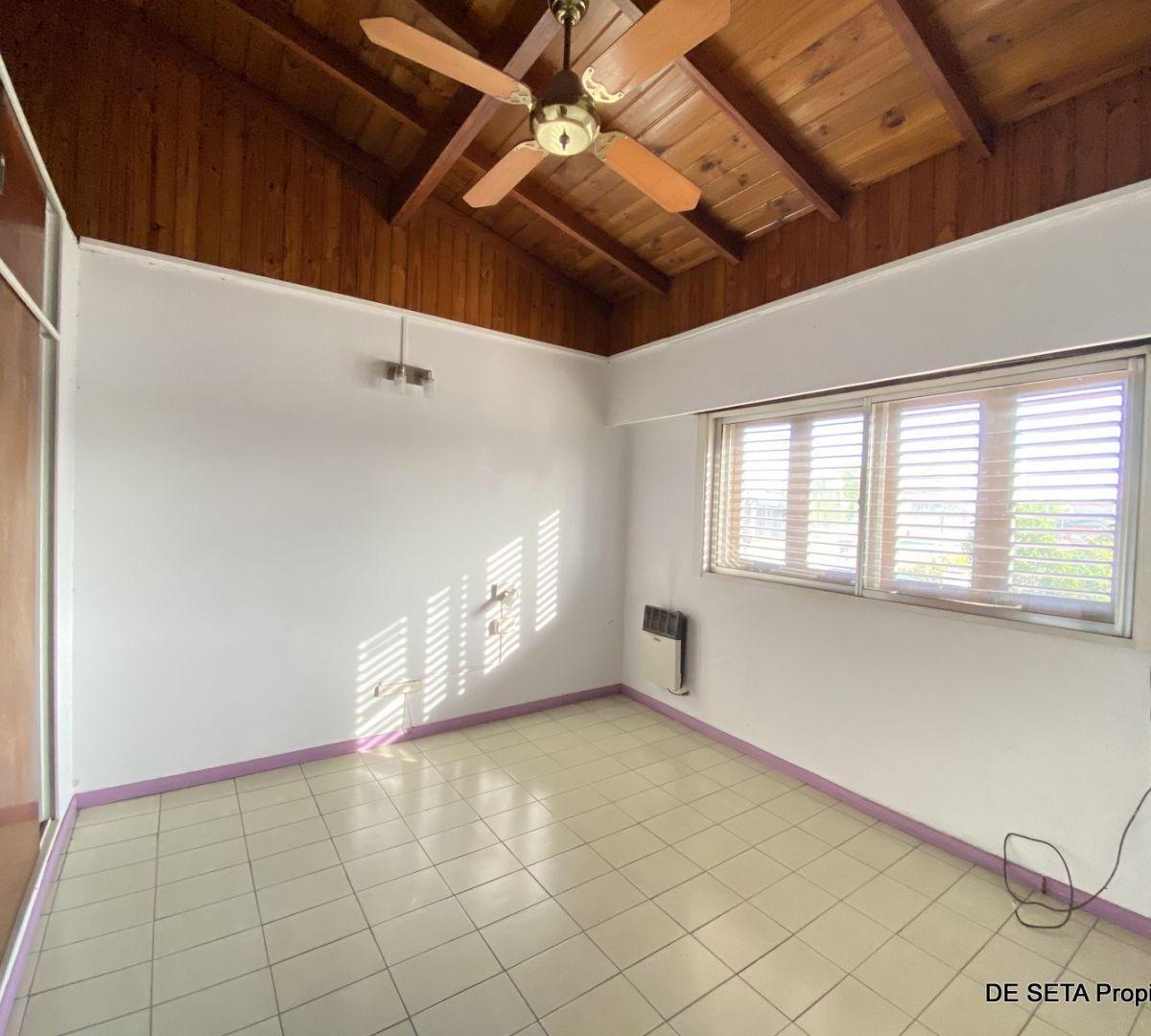 Casa 5 Amb. en Venta con Quincho y Cochera Para 3 Vehículos 5