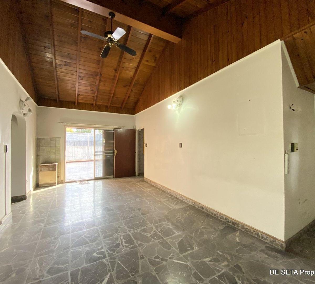 Casa 5 Amb. en Venta con Quincho y Cochera Para 3 Vehículos 3