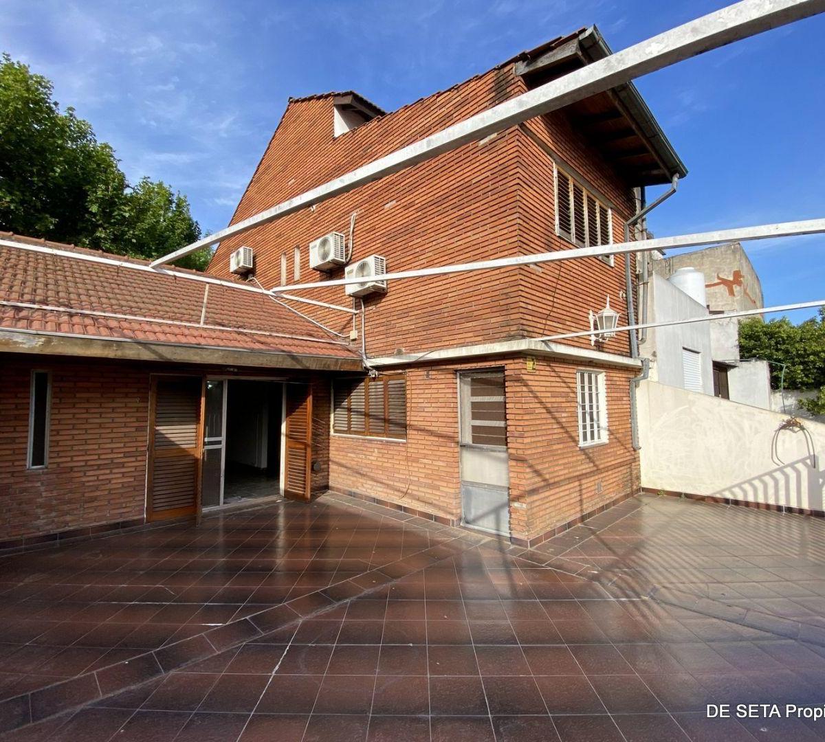 Casa 5 Amb. en Venta con Quincho y Cochera Para 3 Vehículos 2
