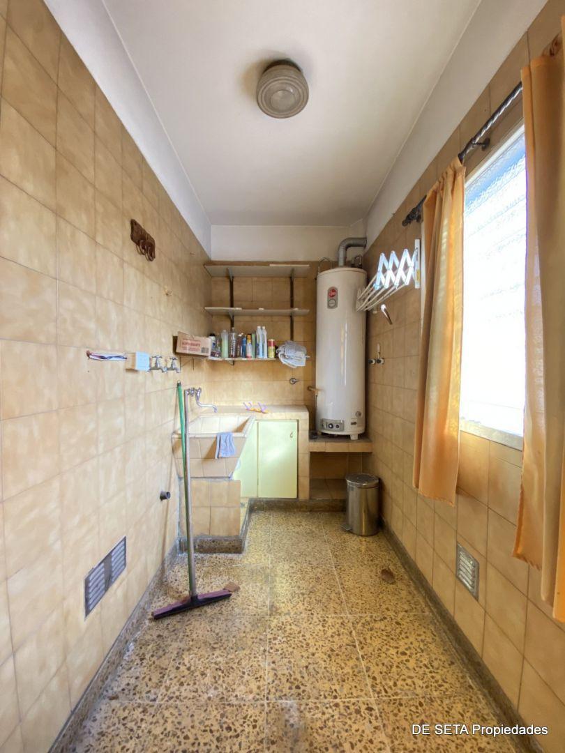 Casa 5 Amb. en Venta con Quincho y Cochera Para 3 Vehículos 1