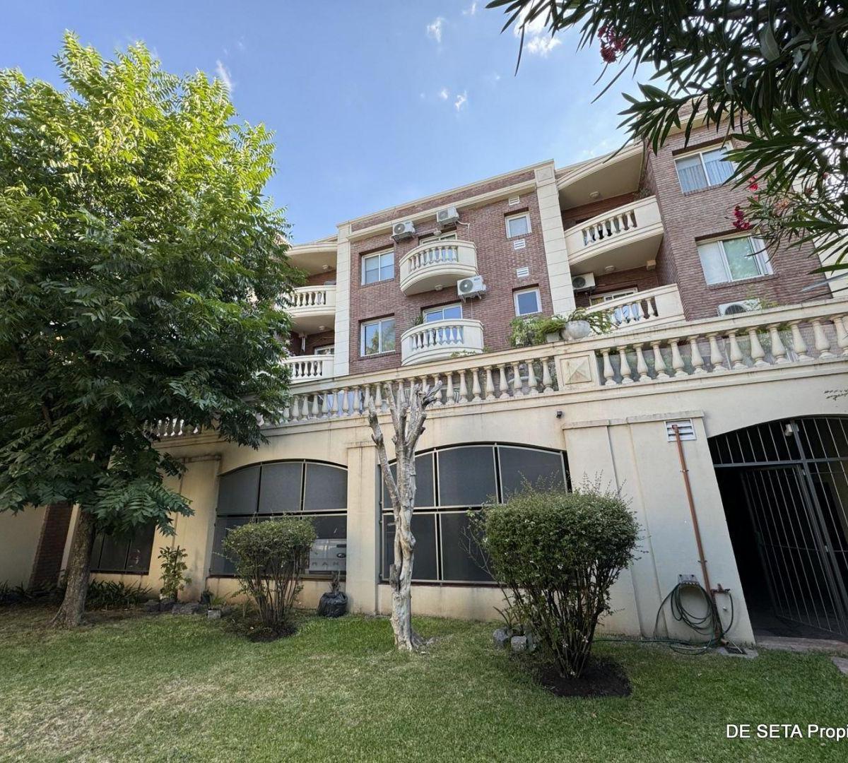 Excelente 4 Amb. con Balcón y Cochera en Venta 2