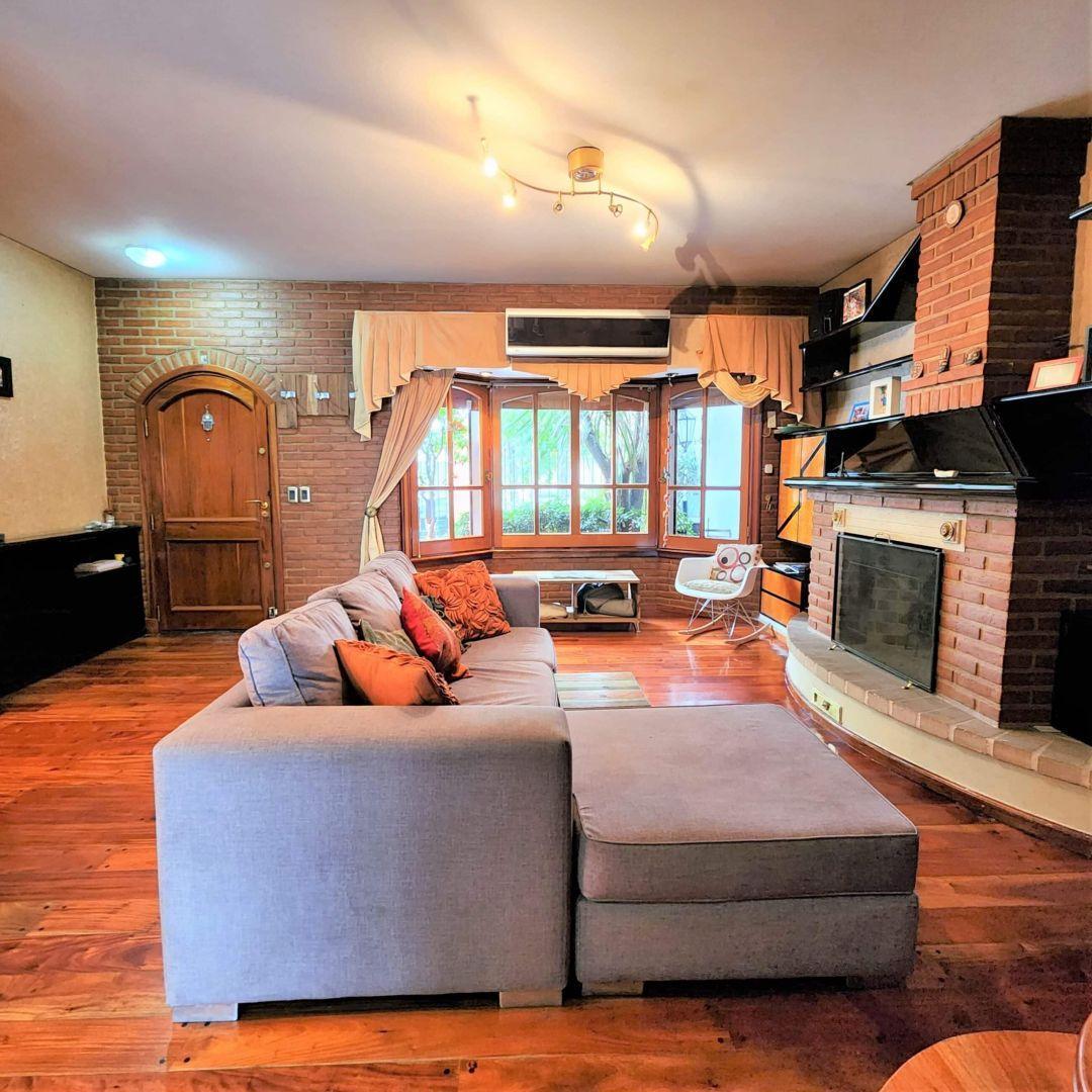 Foto de ESPECTACULAR CASA TIPO CHALET 4 AMBIENTES CON FONDO Y PISCINA VENTA, imagen 4