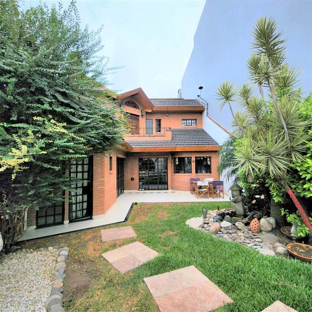 Espectacular Casa Tipo Chalet 4 Ambientes con Fondo y Piscina Venta Villa Lugano 1