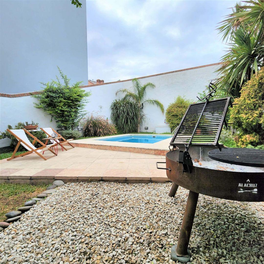 Espectacular Casa Tipo Chalet 4 Ambientes con Fondo y Piscina Venta Villa Lugano 5