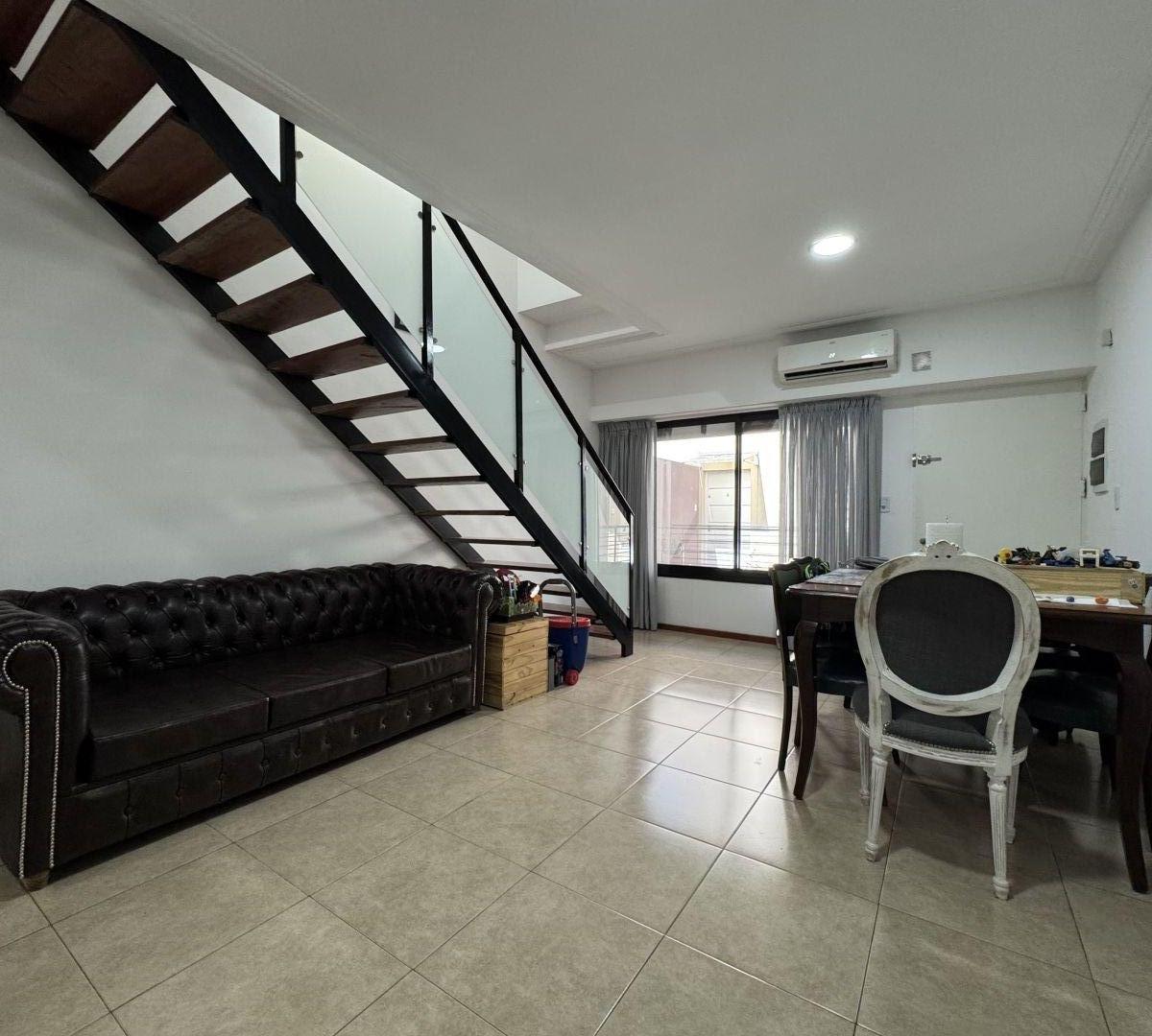 Excelente Departamento Tipo Casa 3 Ambientes con Cochera Cubierta en Venta. 1