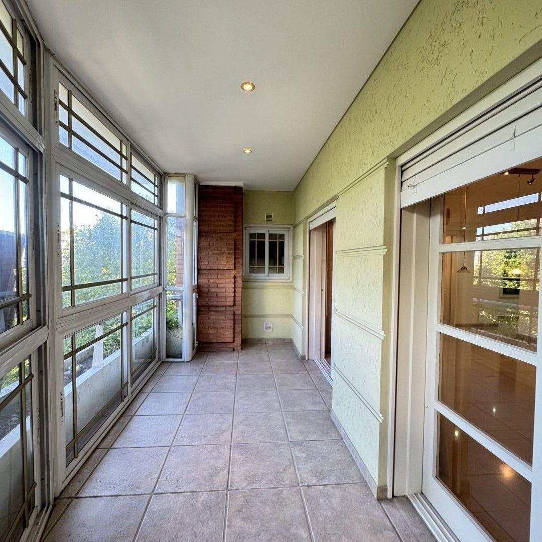 Foto de Piso 4 ambientes con balcón y cochera en venta sobre Av. Riestra, imagen 2