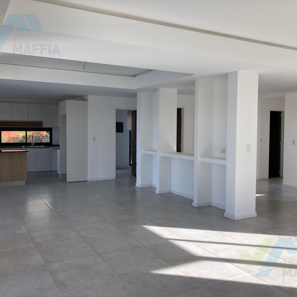 Venta de Casa a La Laguna en Dos Plantas con Pileta - El Canton 2