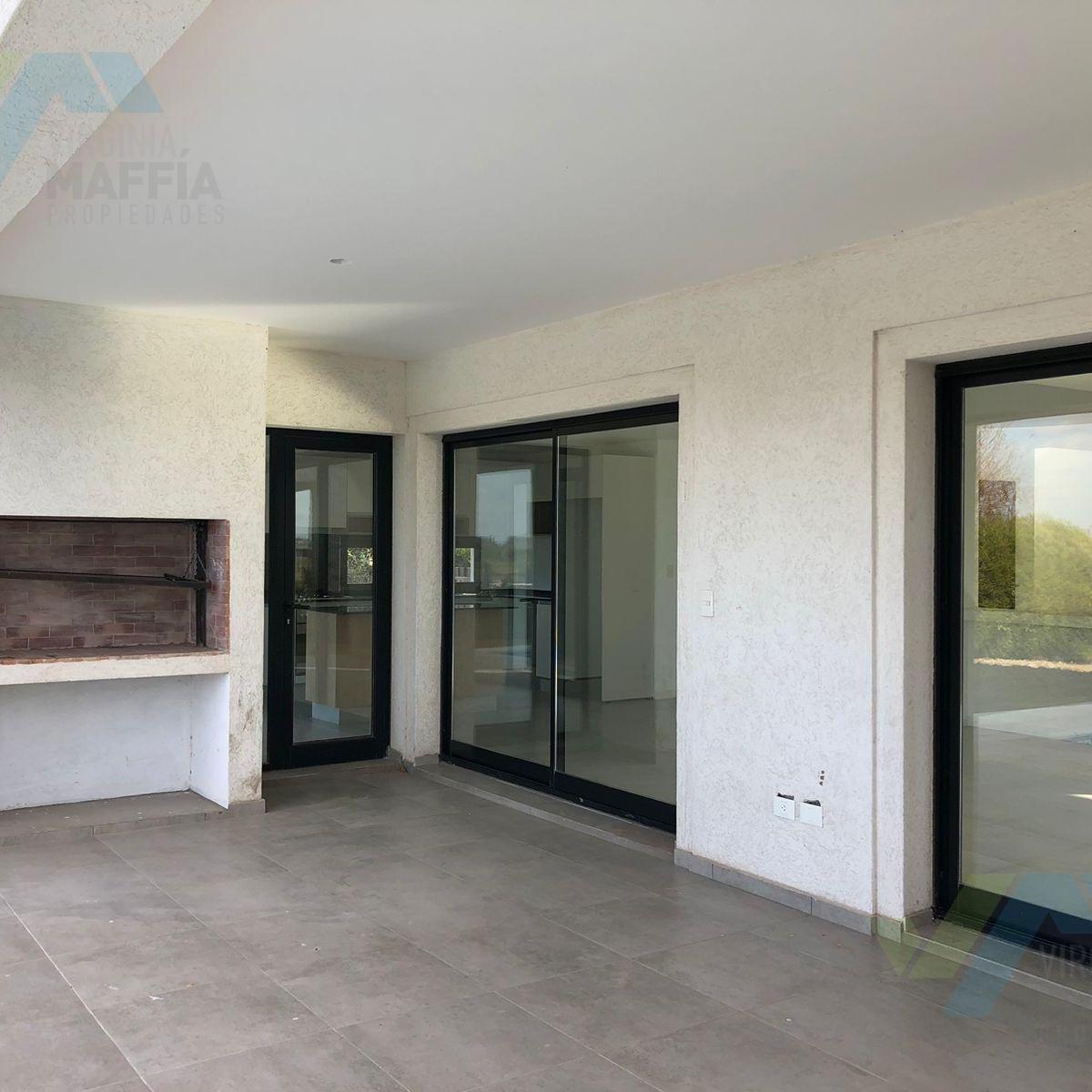Venta de Casa a La Laguna en Dos Plantas con Pileta - El Canton 1