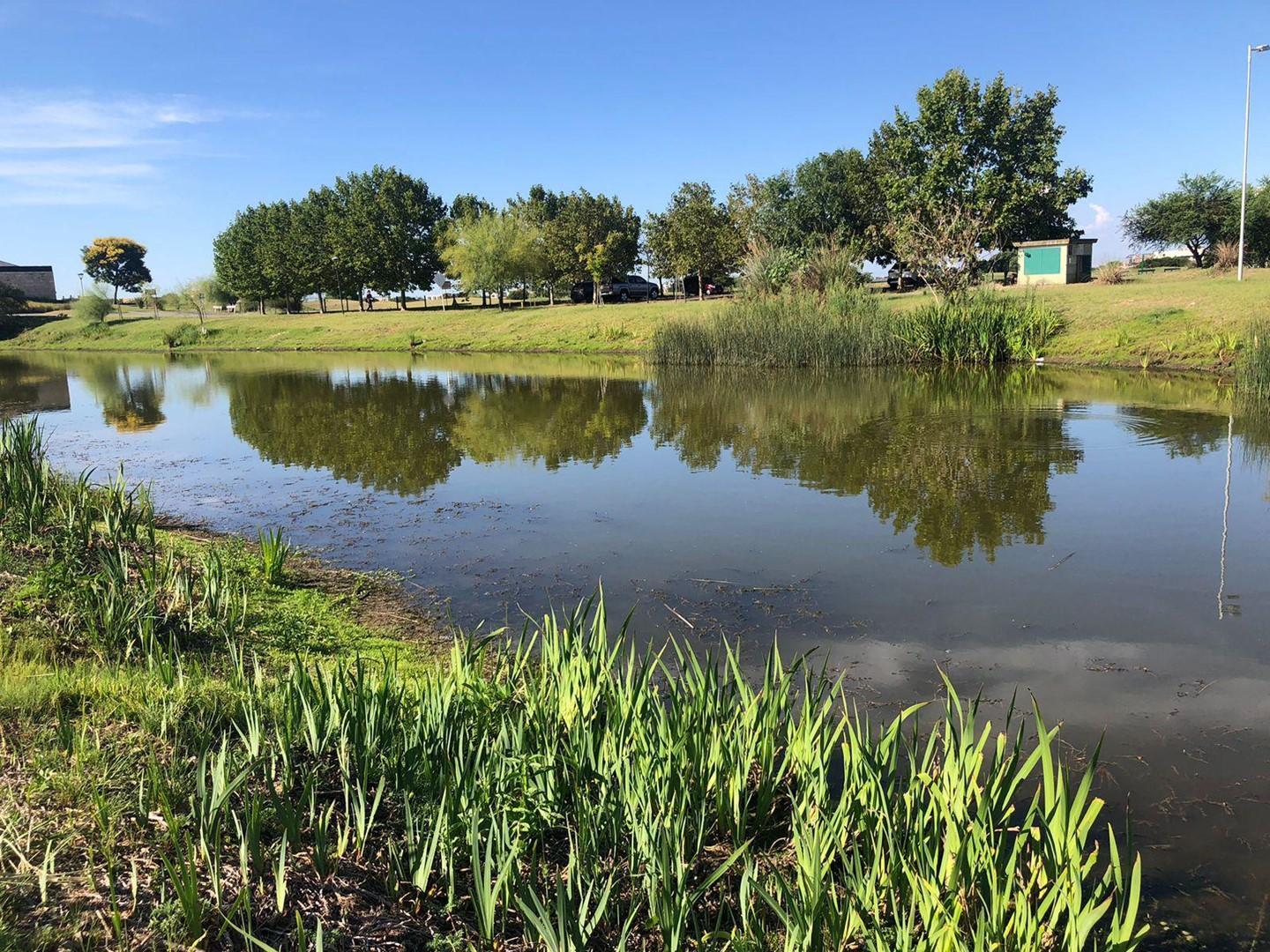 Venta de lote a la laguna en Canton Islas