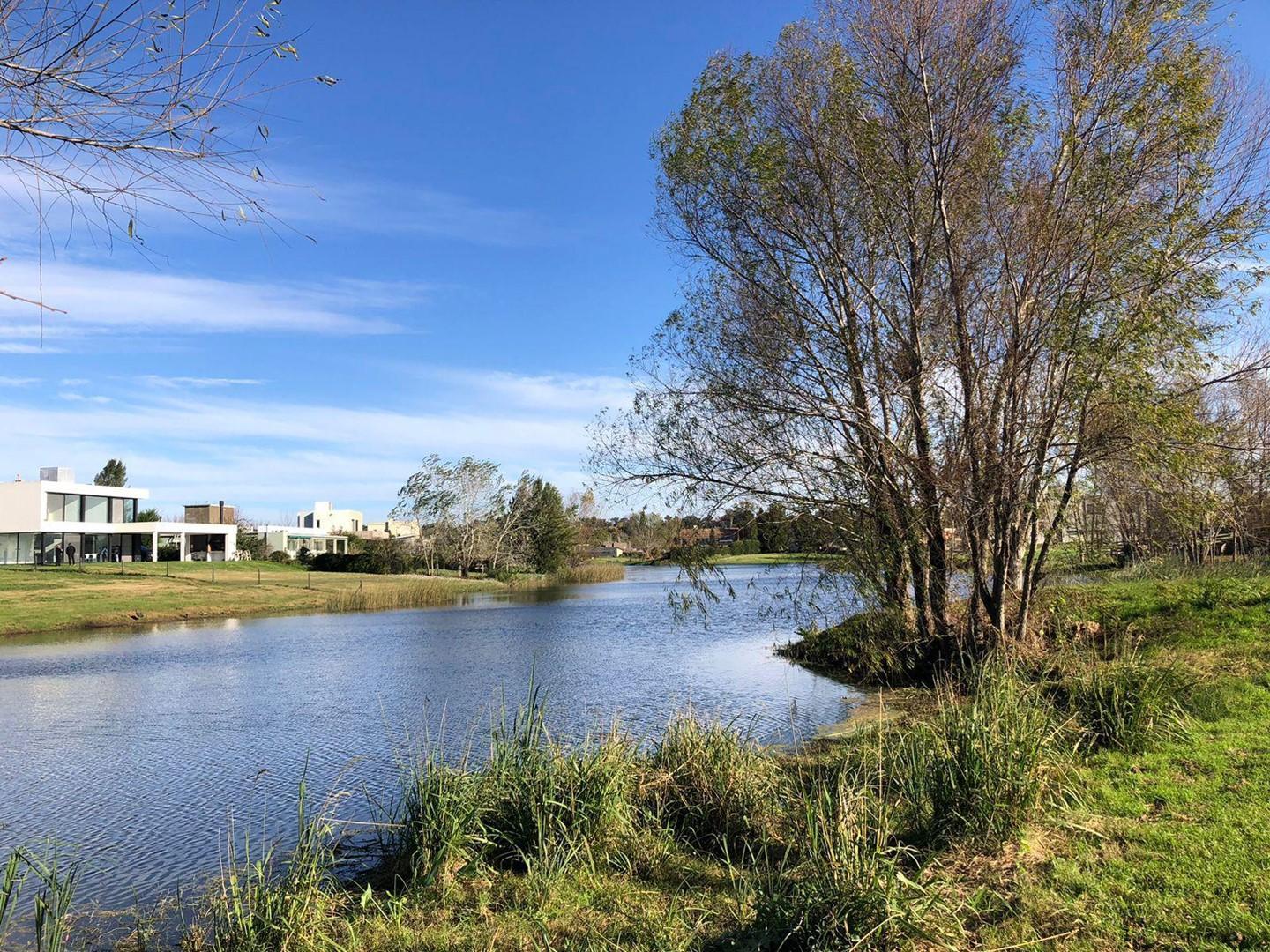OPORTUNIDAD Venta de lote de 920m2 a la laguna en EL CAZAL