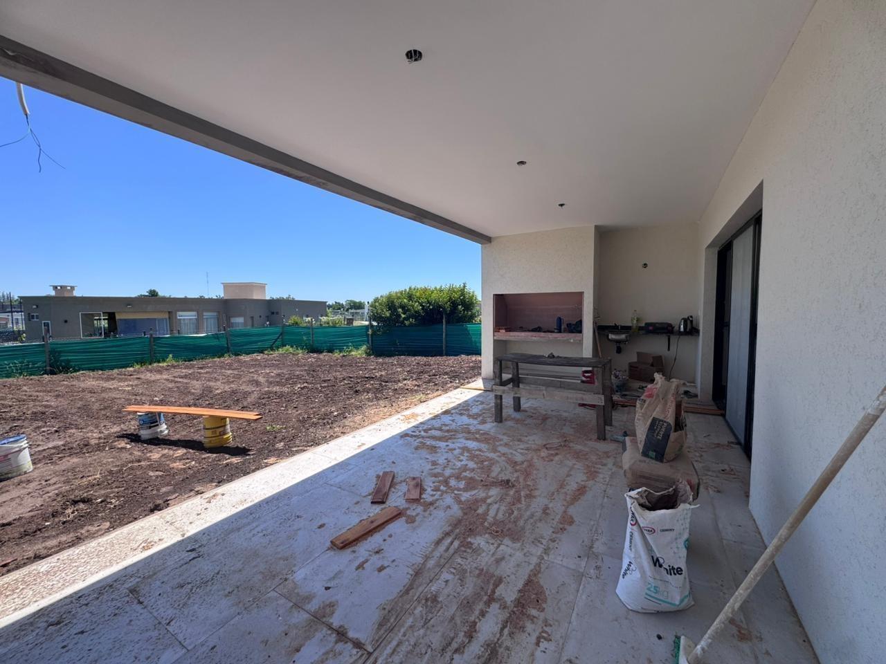Foto de Venta de casa con pileta en lote interno - SANTA LUCIA PILAR DEL ESTE, imagen 2