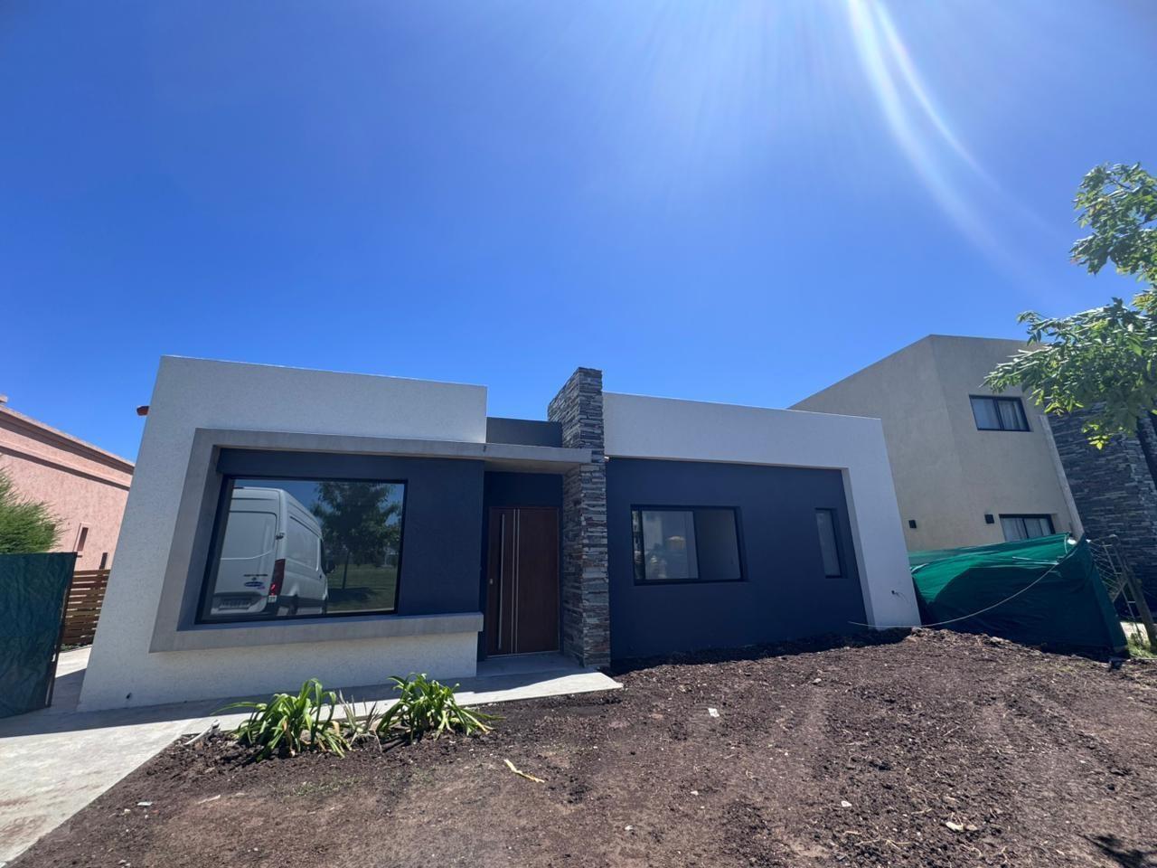 Venta de casa con pileta en lote interno - SANTA LUCIA PILAR DEL ESTE