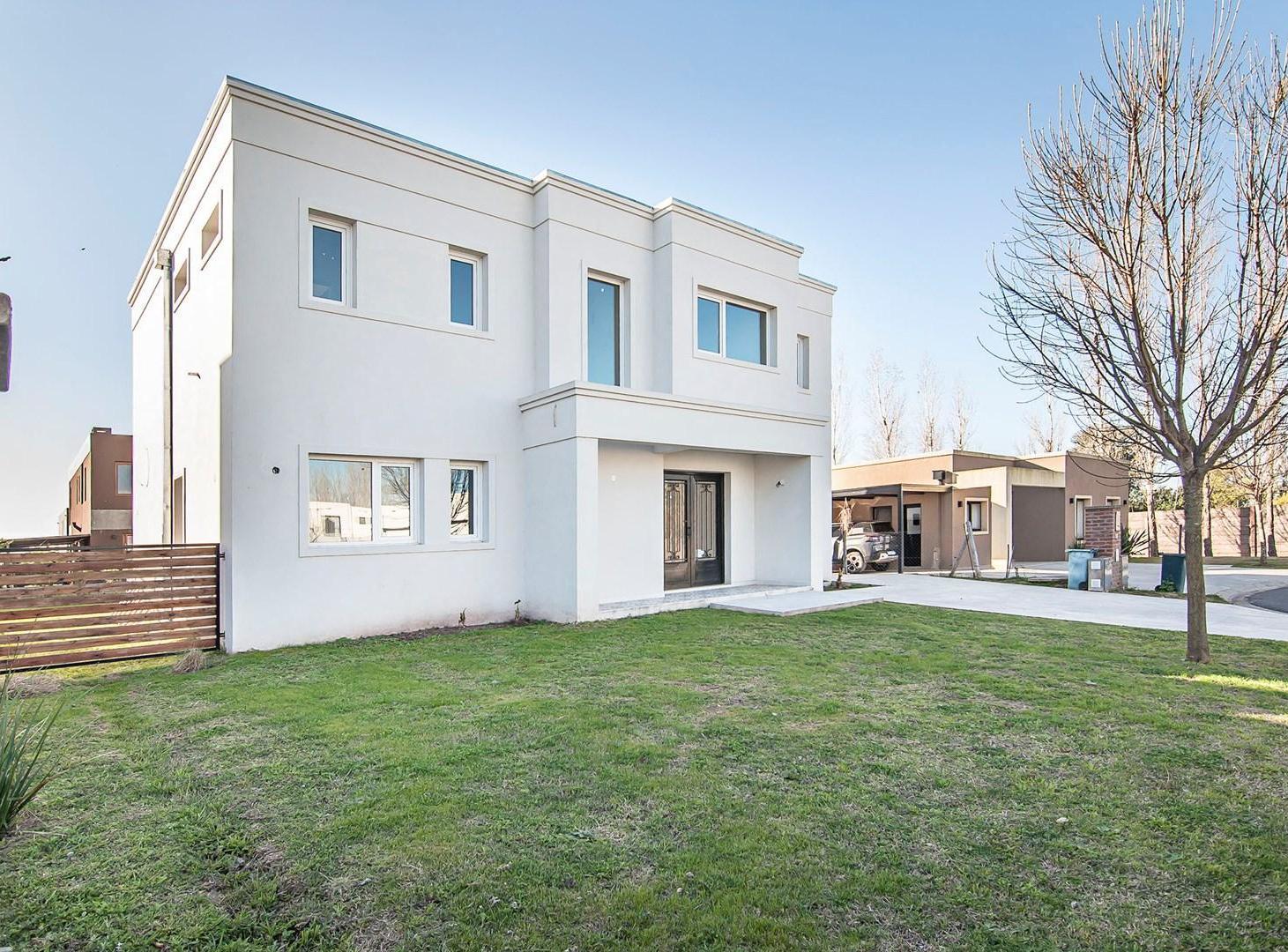 Venta de casa en dos plantas lote interno en LAGOON