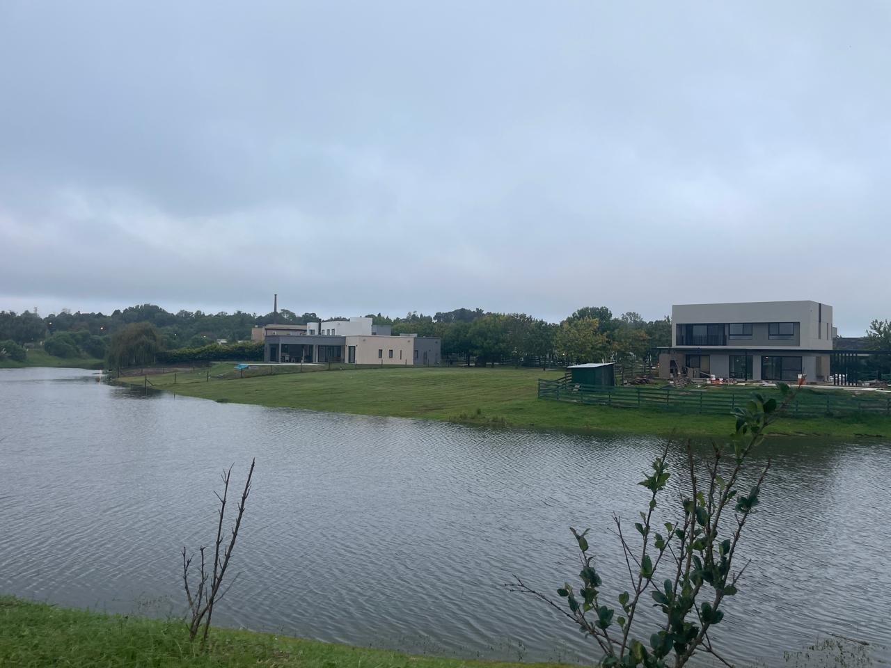 OPORTUNIDAD venta de lote a la laguna en El Cazal Aguas Privadas