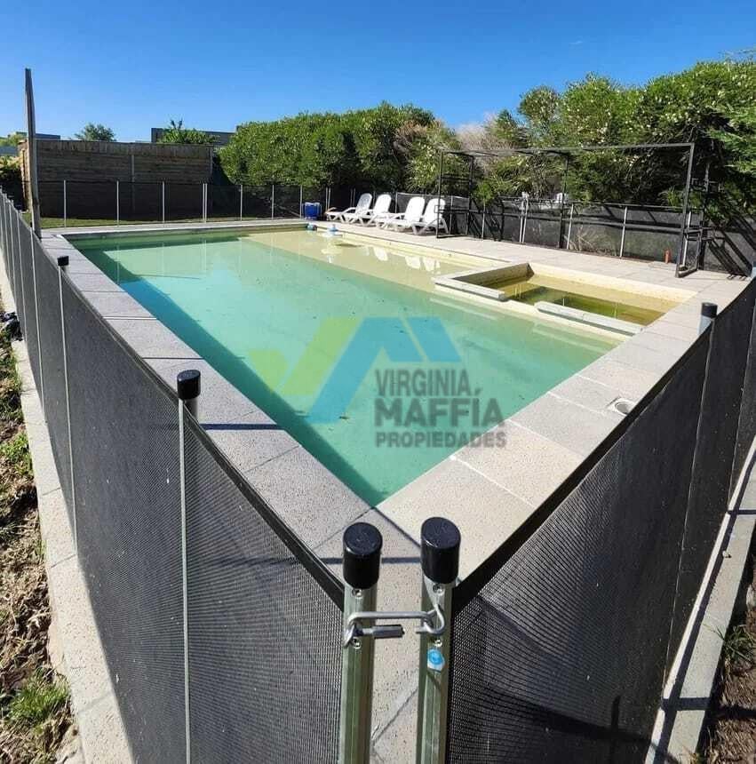 Venta de casa en dos plantas con pileta - SAN SEBASTIAN AREA 5