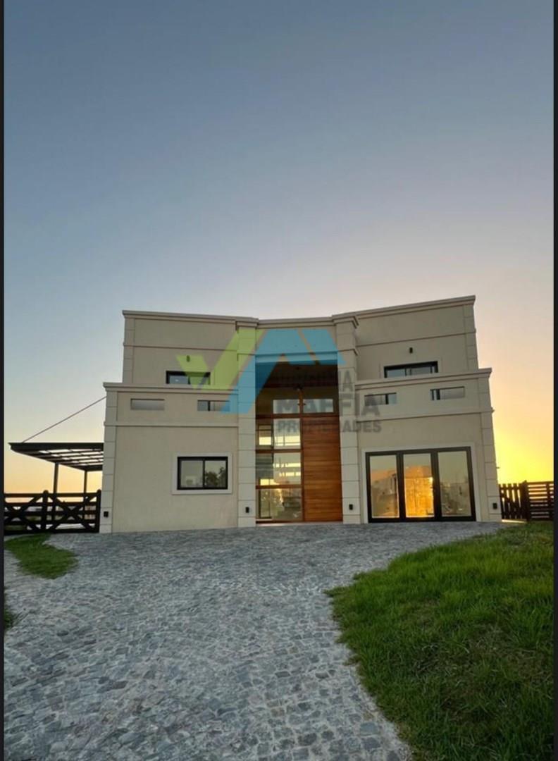 Casa al golf con pileta en dos plantas - CANTON