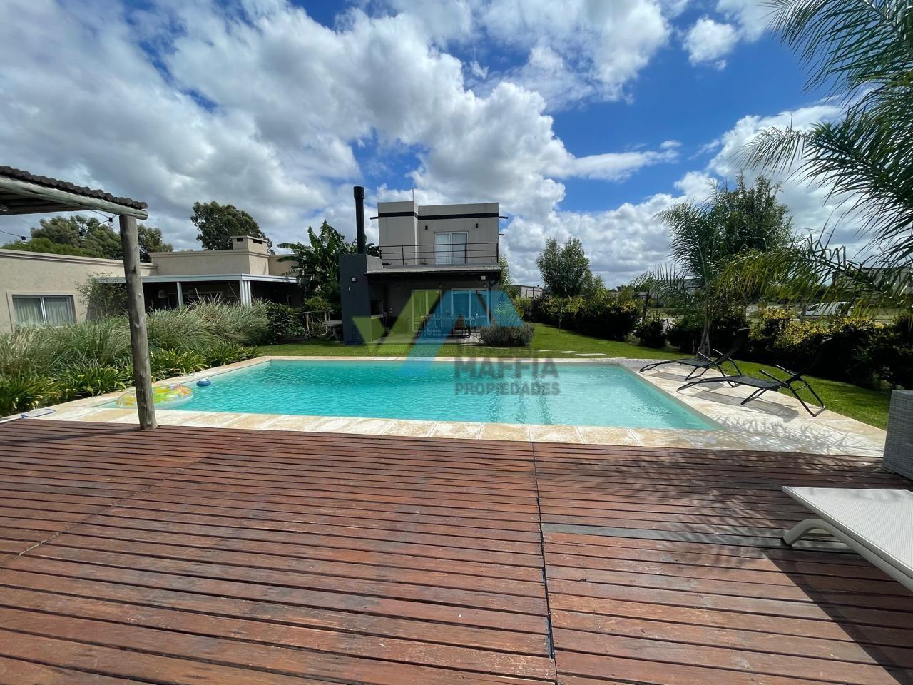 Venta de casa en dos plantas con pileta - SANTA LUCIA PILAR DEL ESTE