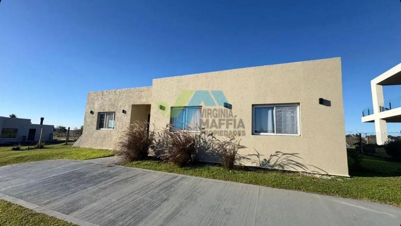 Venta de casa en una planta con pileta - SAN SEBASTIAN AREA 1 1