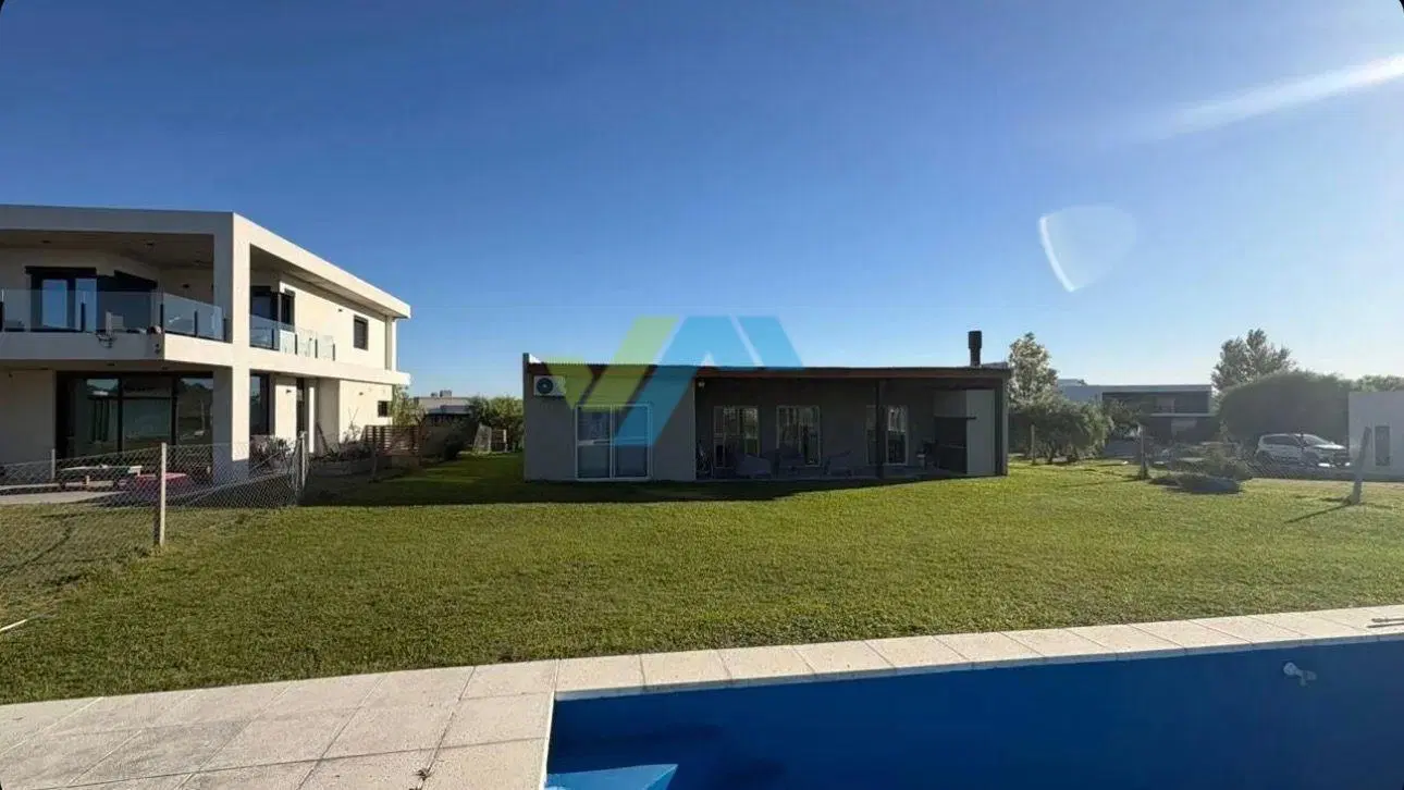 Venta de casa en una planta con pileta - SAN SEBASTIAN AREA 1 3