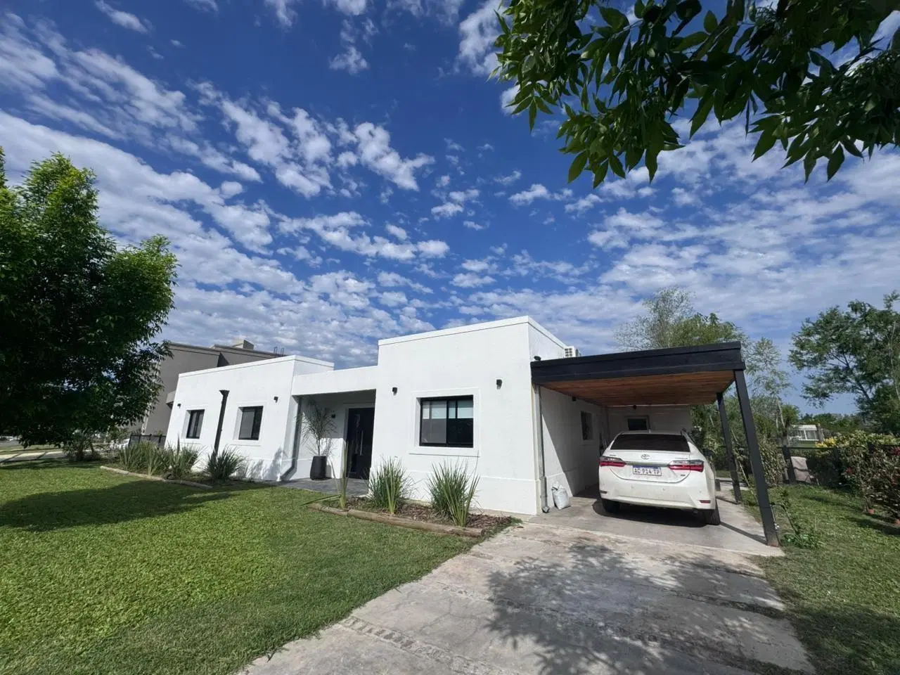 Venta de casa en una planta con pileta a la laguna - EL CAZAL 1