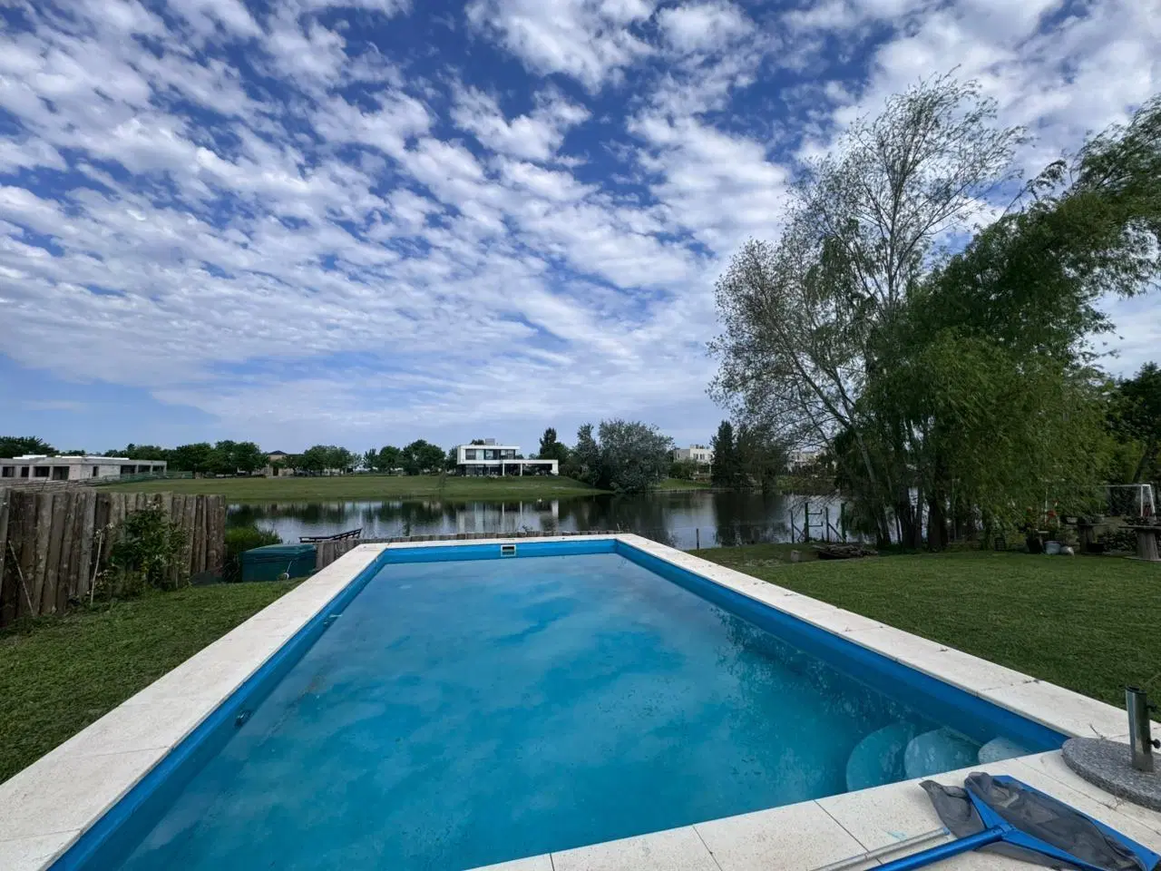 Venta de casa en una planta con pileta a la laguna - EL CAZAL 2