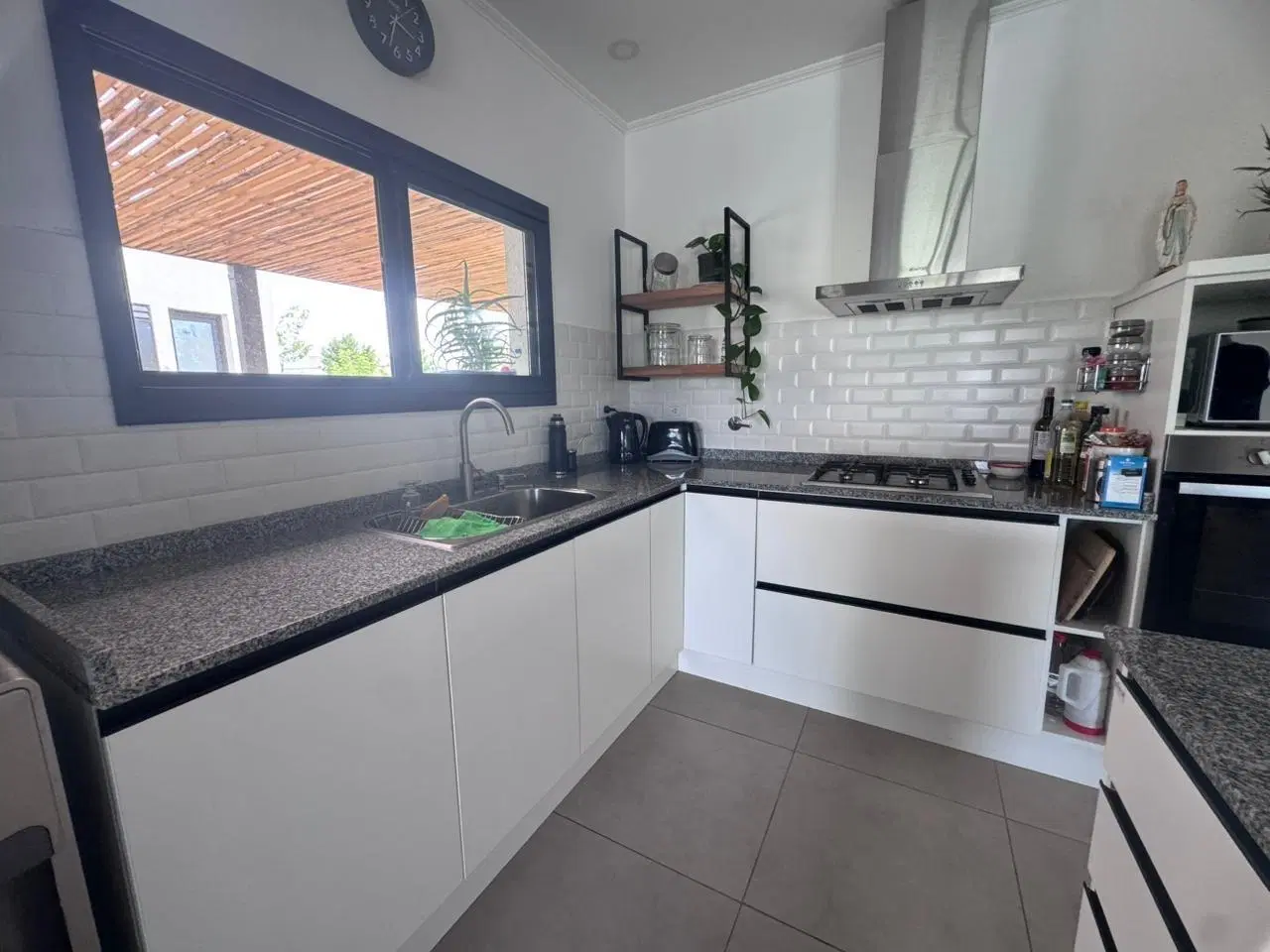 Venta de casa en una planta con pileta a la laguna - EL CAZAL 8