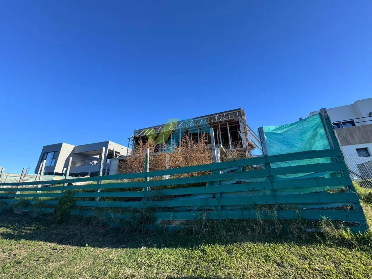 Casa en dos plantas con hormigon visto a la laguna en Riberas Puertos del Lago 1