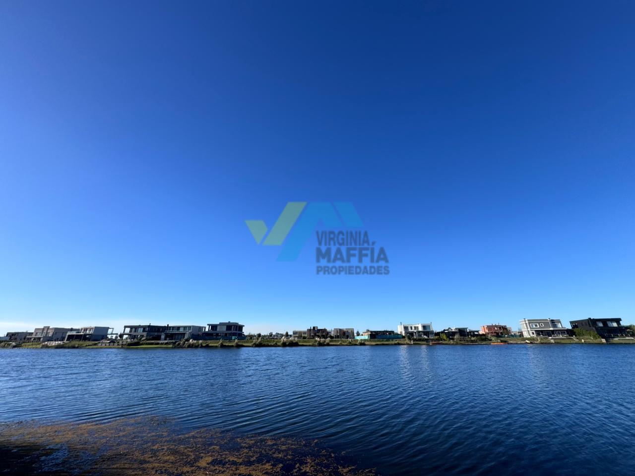 Casa en dos plantas con hormigon visto a la laguna en Riberas Puertos del Lago