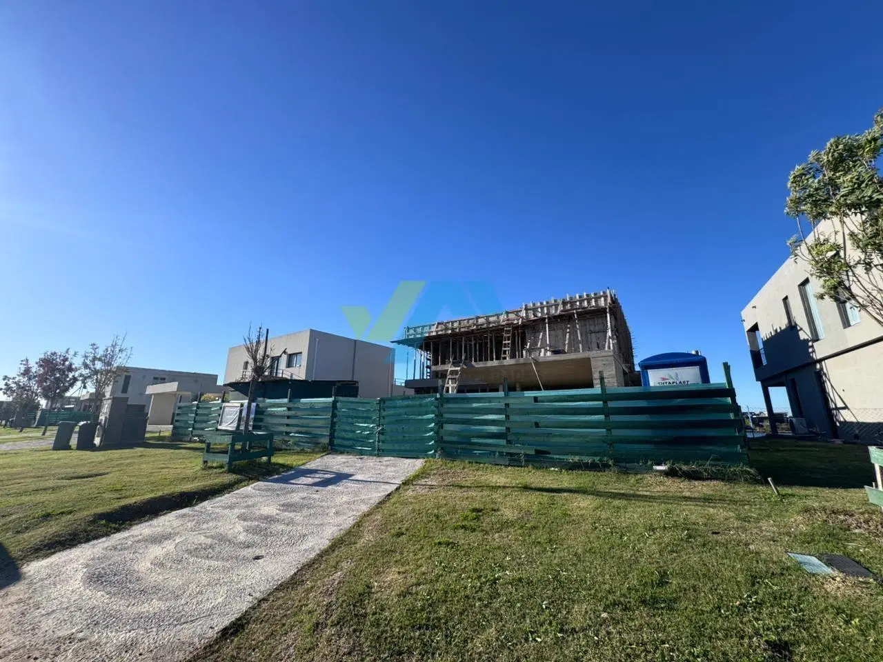 Casa en dos plantas con hormigon visto a la laguna en Riberas Puertos del Lago 8