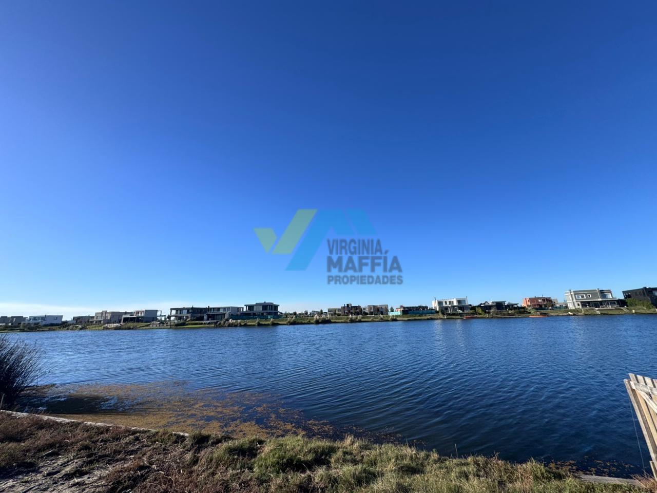 Casa en dos plantas con hormigon visto a la laguna en Riberas Puertos del Lago