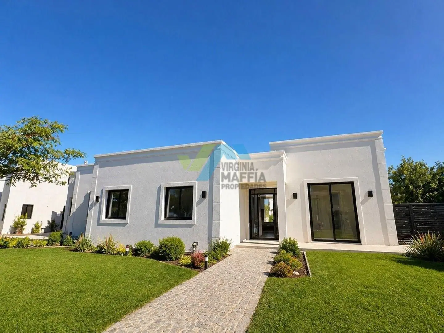 Casa estilo frances en una planta con pileta - Lote a la laguna SAN MATIAS AREA 1 3
