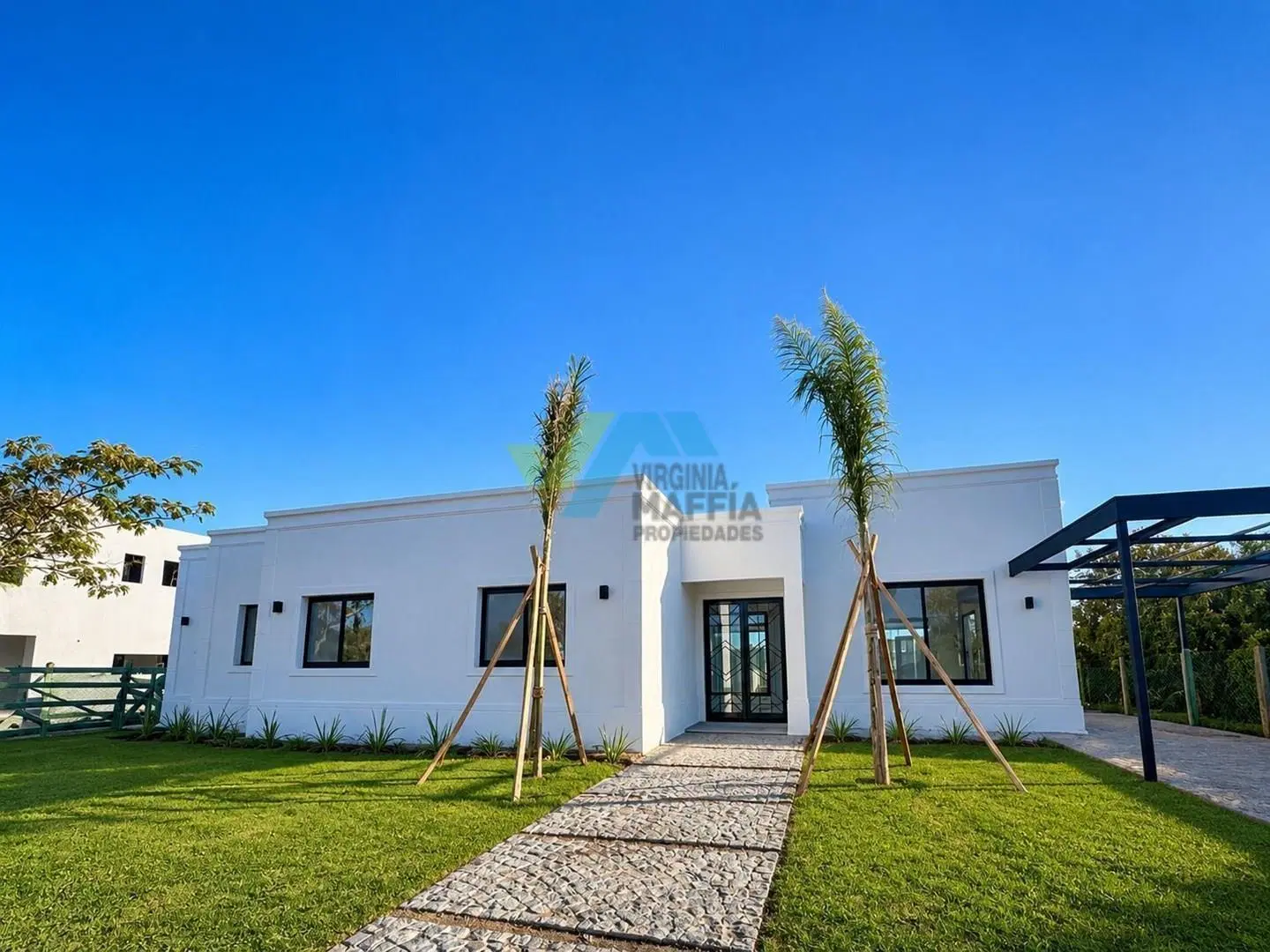 Casa estilo frances en una planta con pileta - Lote a la laguna SAN MATIAS AREA 1 2