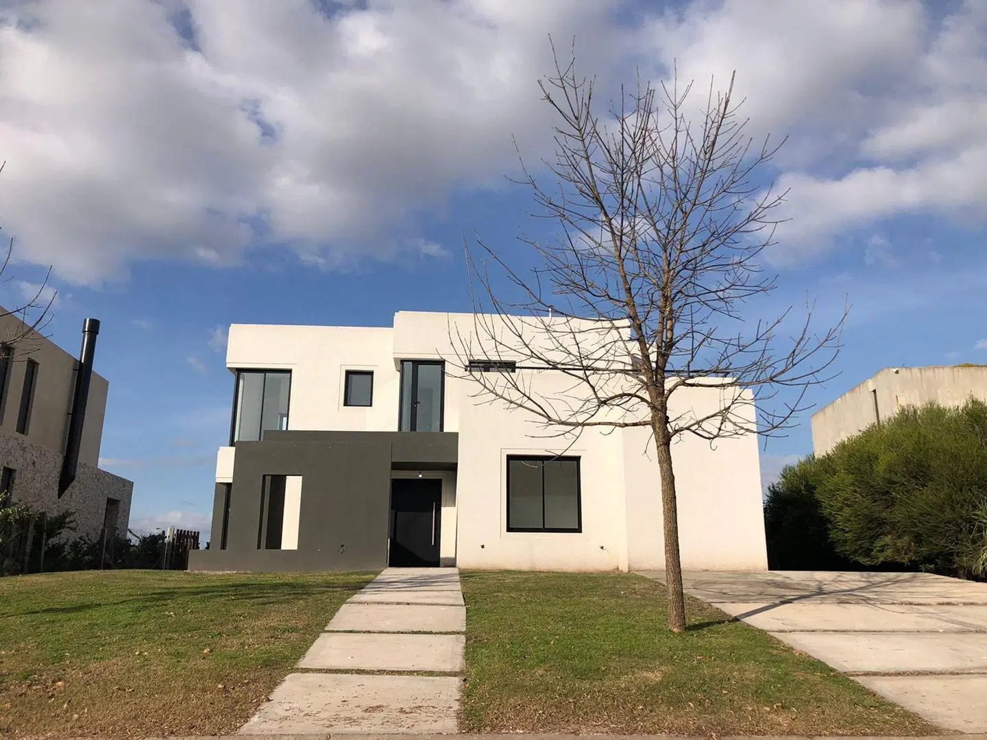 Venta de casa en dos plantas con pileta en Canton Golf 4