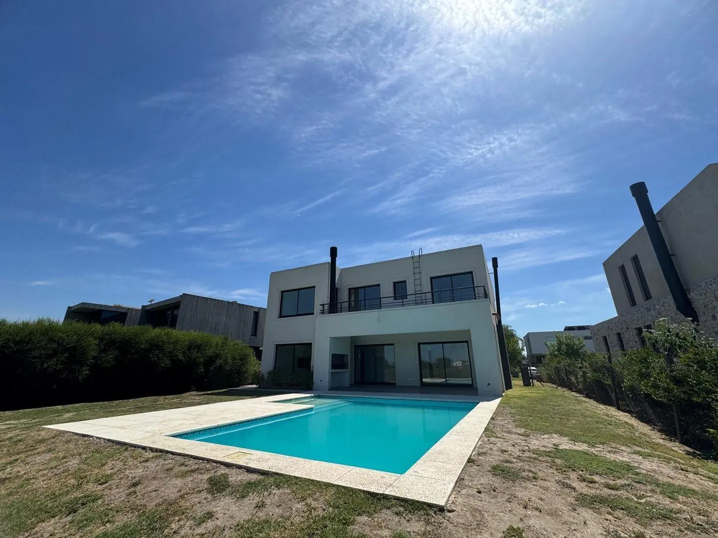 Venta de casa en dos plantas con pileta en Canton Golf 5