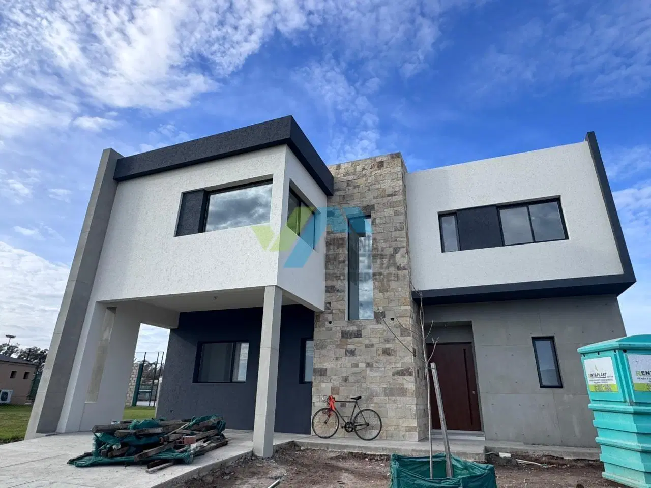 Casa moderna en dos plantas con pileta y lote de 700m2 - Pilar del Este 1